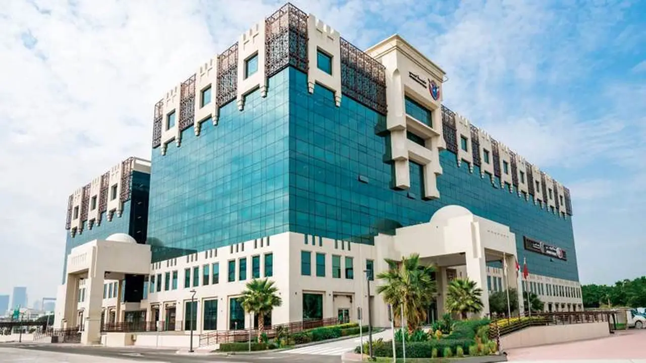 سائق يتلقى غرامة 2000 درهم بعد صدم دراجة نارية وإصابة قائدها